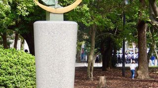 像の下に詩碑がある