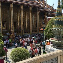 どこも人だかり