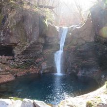 近くにおしらじの滝があります