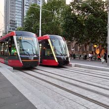 試運転Town hall駅前に停車中の上り下り車輌