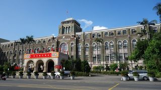 独特なフォルムと色彩の建築物