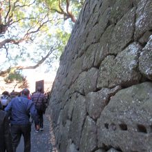 右(南東)側の石垣(向こうが皇居東御苑)