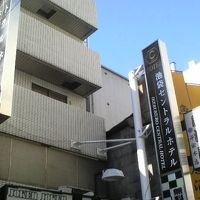 池袋駅東口近く、歓楽街っぽい雰囲気の裏通りの一角にあります