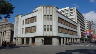 モダンでレトロな建築