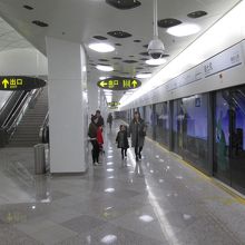 ディズニー駅 (迪士尼駅)