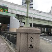 道路沿いにあります