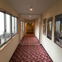 別々のホテルを1つに纏めたため、渡り廊下があります。