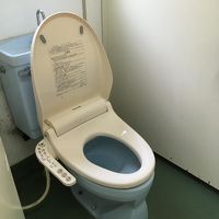 共同トイレの一例。ウォシュレットですが余り綺麗ではありません