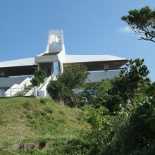 白色の展望台です