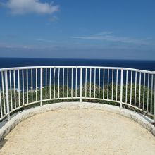 前方は絶壁海岸です