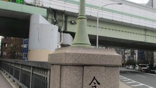 道路沿いにあります