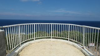 荒々しい海岸が眼下に見えるフナウサギバナタ