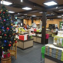 店内にクリスマスツリーも