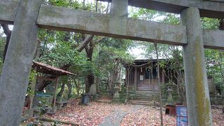 すごい所に神社がある