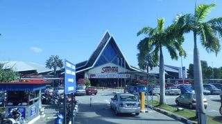 17番のバスでオランダ広場を目指しました