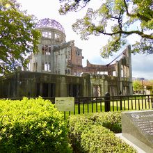 原爆ドーム他たくさんの慰霊碑などが見られます