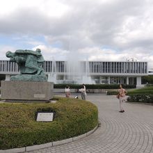 後ろの噴水が祈りの泉です