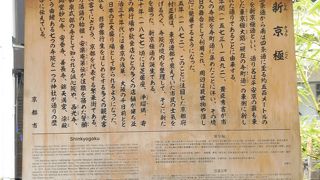 幅の広い南北のアーケード街