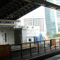 タマランジャヤ駅ホームからのヒルトン