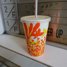 新鮮なジュースが、中くらいのカップで200円弱と安いです。