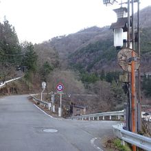 注意　：　日向見温泉から来ると、ここを右に下ります