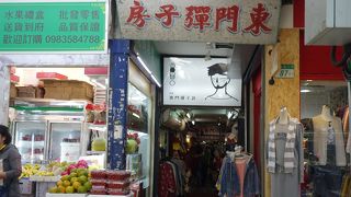 道路をはさんで二つの市場