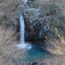 晴れた日中はもっと綺麗なブルーが楽しめると思います