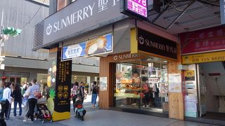 パイナップルケーキも有る人気のパン屋さん