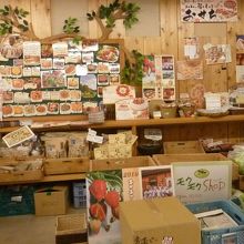 入口には野菜が並ぶ