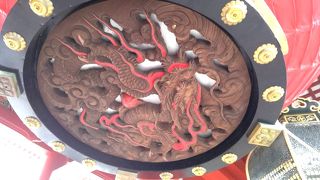 浅草寺・雷門の提灯の下にあるのは何？