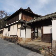 この右手の庭に大きな柿の木が