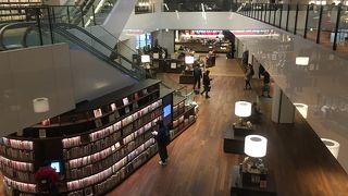 複合文化施設内の新しい図書館