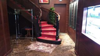 ステーキランチ、最高です。サービス料10％のみ。本店の貫禄とゆきとどいた接客。