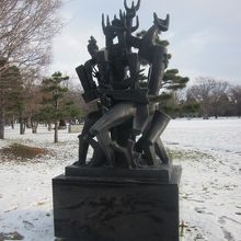 軽く雪が積もった初冬の風景がとても似合う作品だと思います