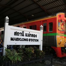 メークロン駅停車中の列車