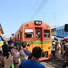 人をかき分けて進む列車。