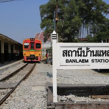 バンレム駅に停車中の列車