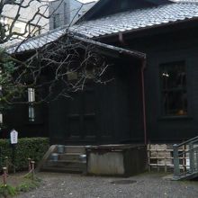 旧乃木邸の正面の玄関です。瓦葺、黒色の板張りの壁になってます