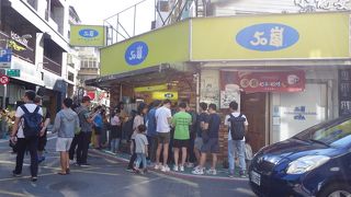 若者に人気の飲料店