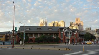 レンガ色の歴史あるモダンな建築