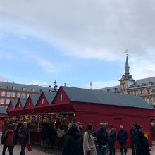 クリスマスマーケットで大賑わい