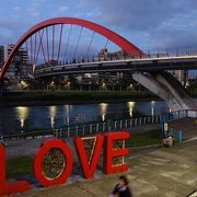現代的デザインの赤がポイントの橋