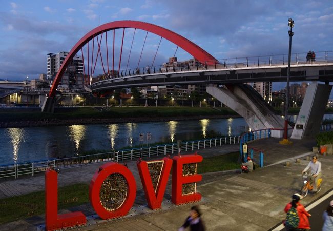 現代的デザインの赤がポイントの橋