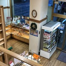 二階の喫茶スペースから一階の販売スペースを覗くと