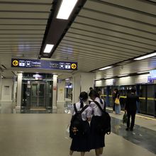 できたばかりのサナームチャイ駅のホーム