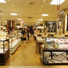 デパ地下も賑わってます