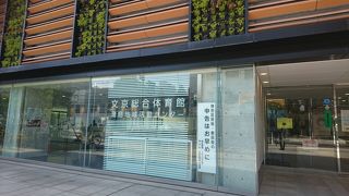 モダンな建物の体育館