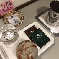 部屋のお茶など…湯呑みは備前焼の緋襷