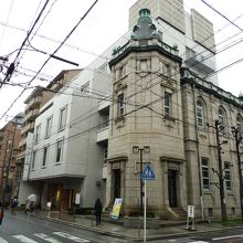 八角形の尖塔が目立ちます