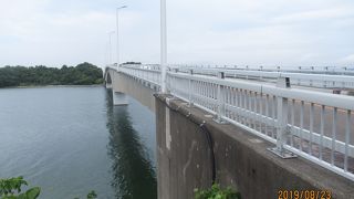 真珠の首飾りを連想させる橋です